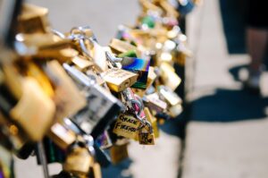 SNS副業で時間と場所に自由を持つための方法は？