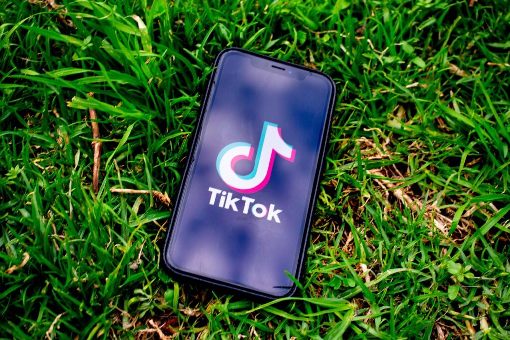 TikTok運用代行は初心者でもできる？成功の秘訣を解説！