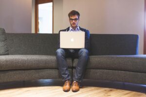 企業SNS運用を成功させるための勉強法と競合分析のポイントは？